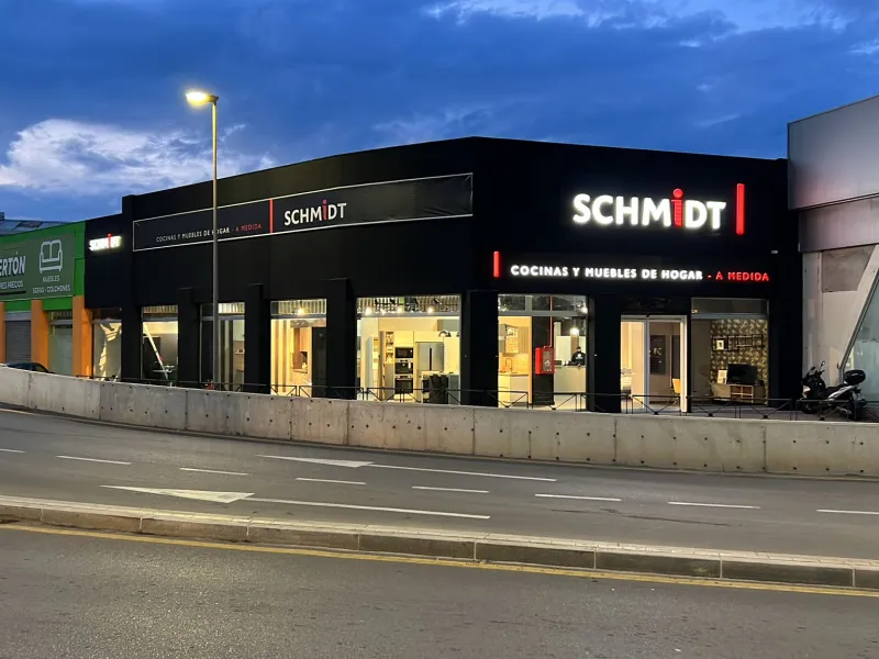 Corner Commercial Premises with Tenant in Prime Area of Madrid