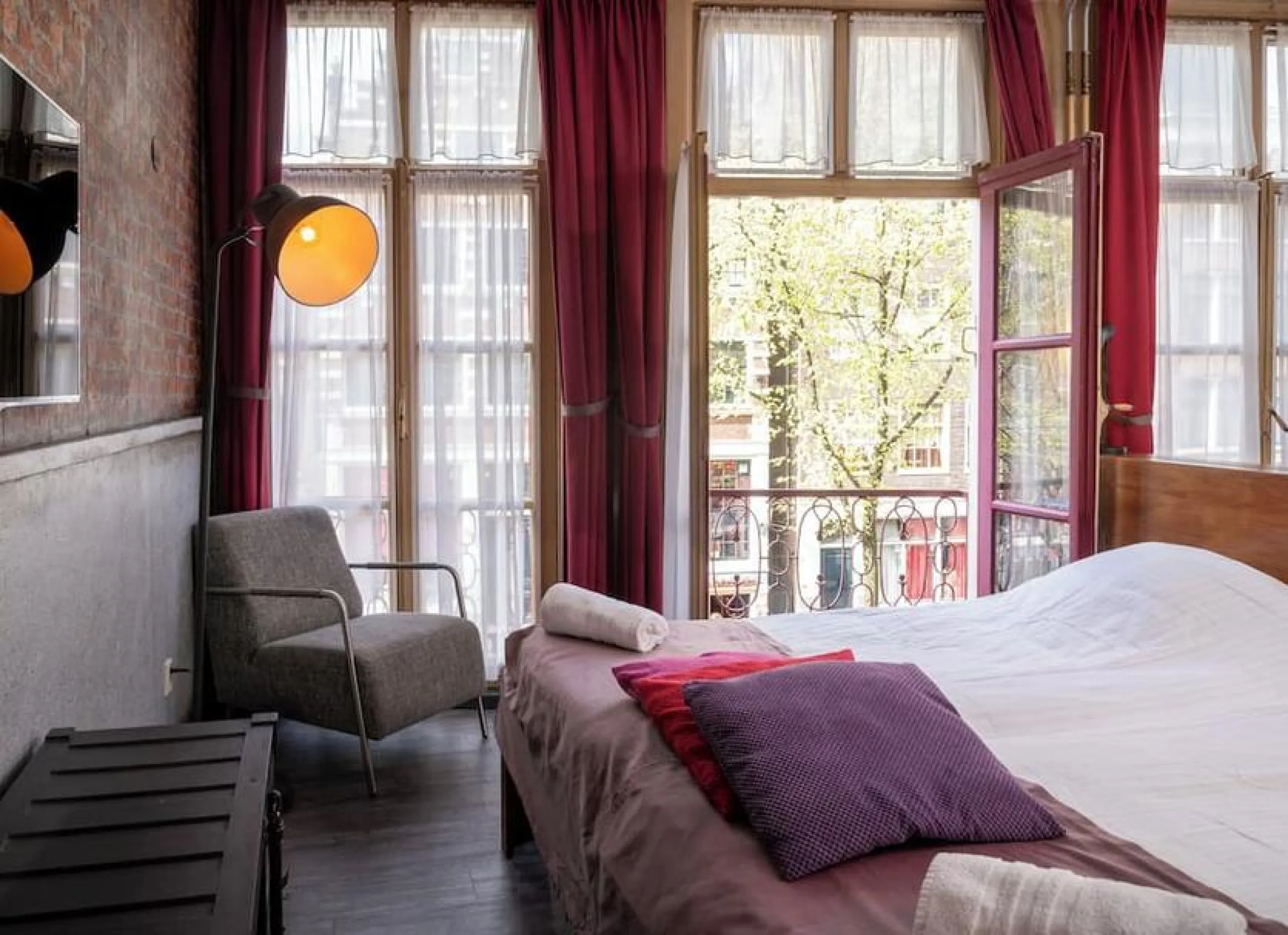 Building with Hotel License and Commercial Units in the Heart of the Gothic Quarter in Barcelona
