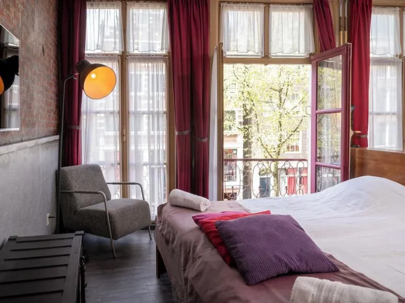 Building with Hotel License and Commercial Units in the Heart of the Gothic Quarter in Barcelona