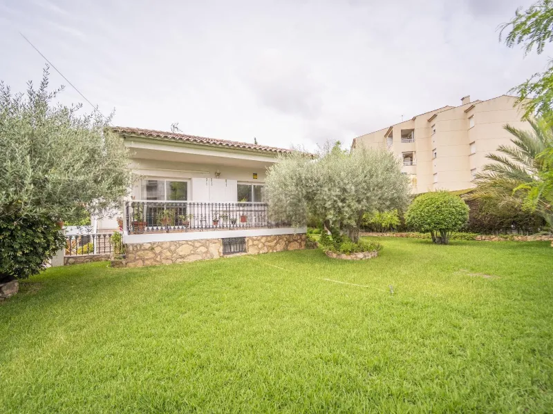 Detached House with Private Pool and Garden in Coma-Ruga, Costa Dorada