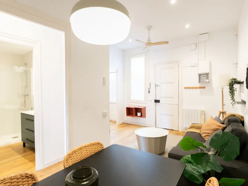 Encantadora vivienda con carácter entre la Ronda de Sant Antoni y el MACBA, Barcelona
