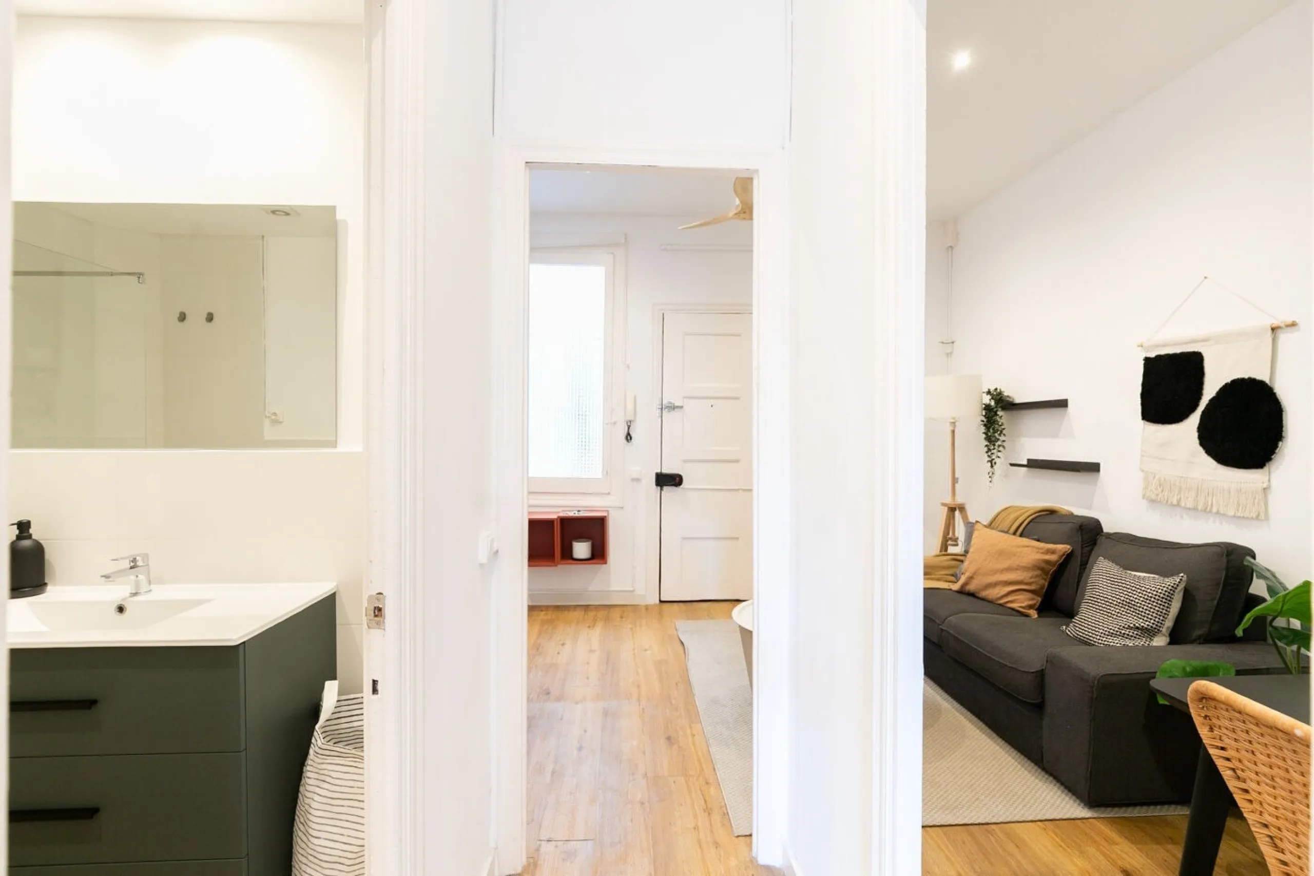 Charming Apartment with Character Between Ronda de Sant Antoni and the MACBA, Barcelona