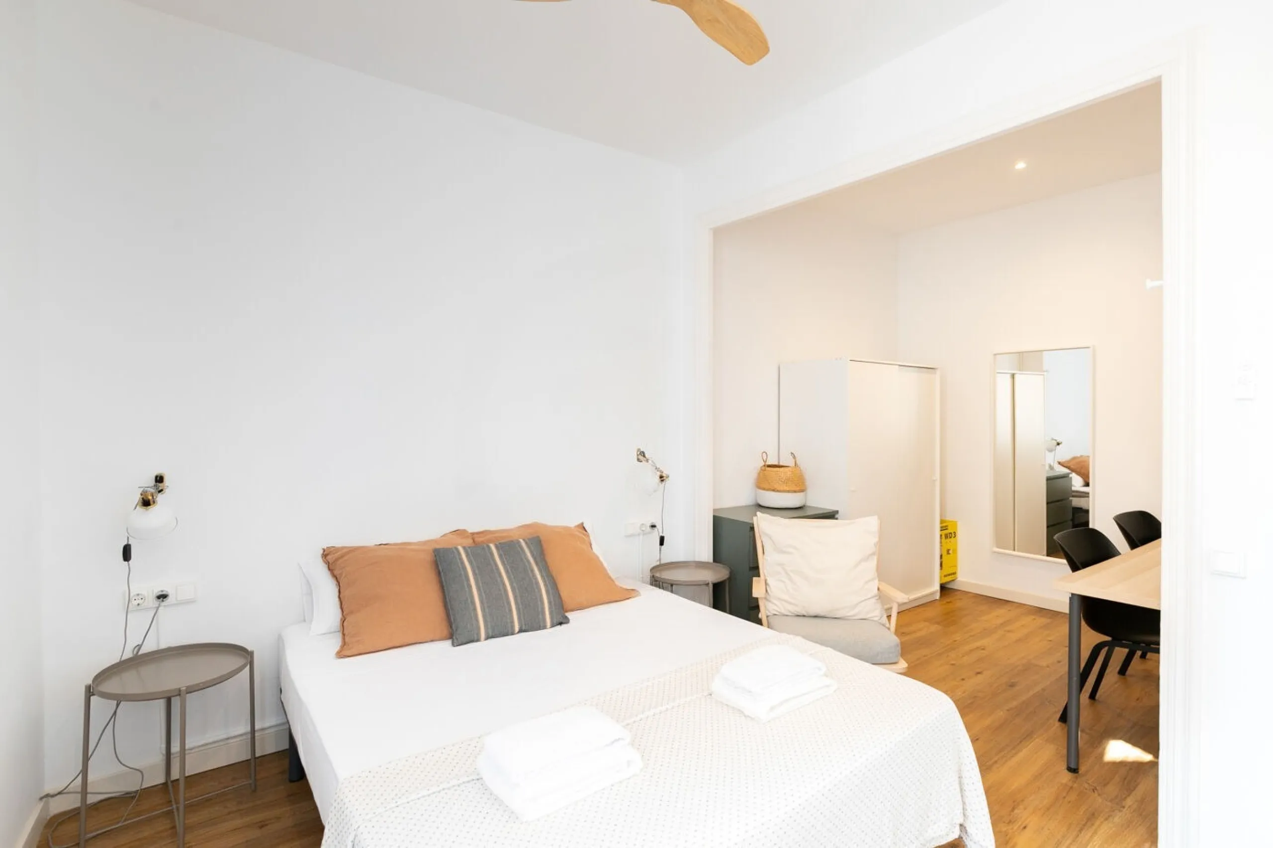 Charming Apartment with Character Between Ronda de Sant Antoni and the MACBA, Barcelona