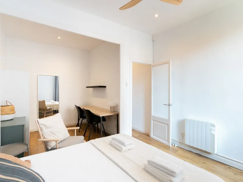 Charming Apartment with Character Between Ronda de Sant Antoni and the MACBA, Barcelona