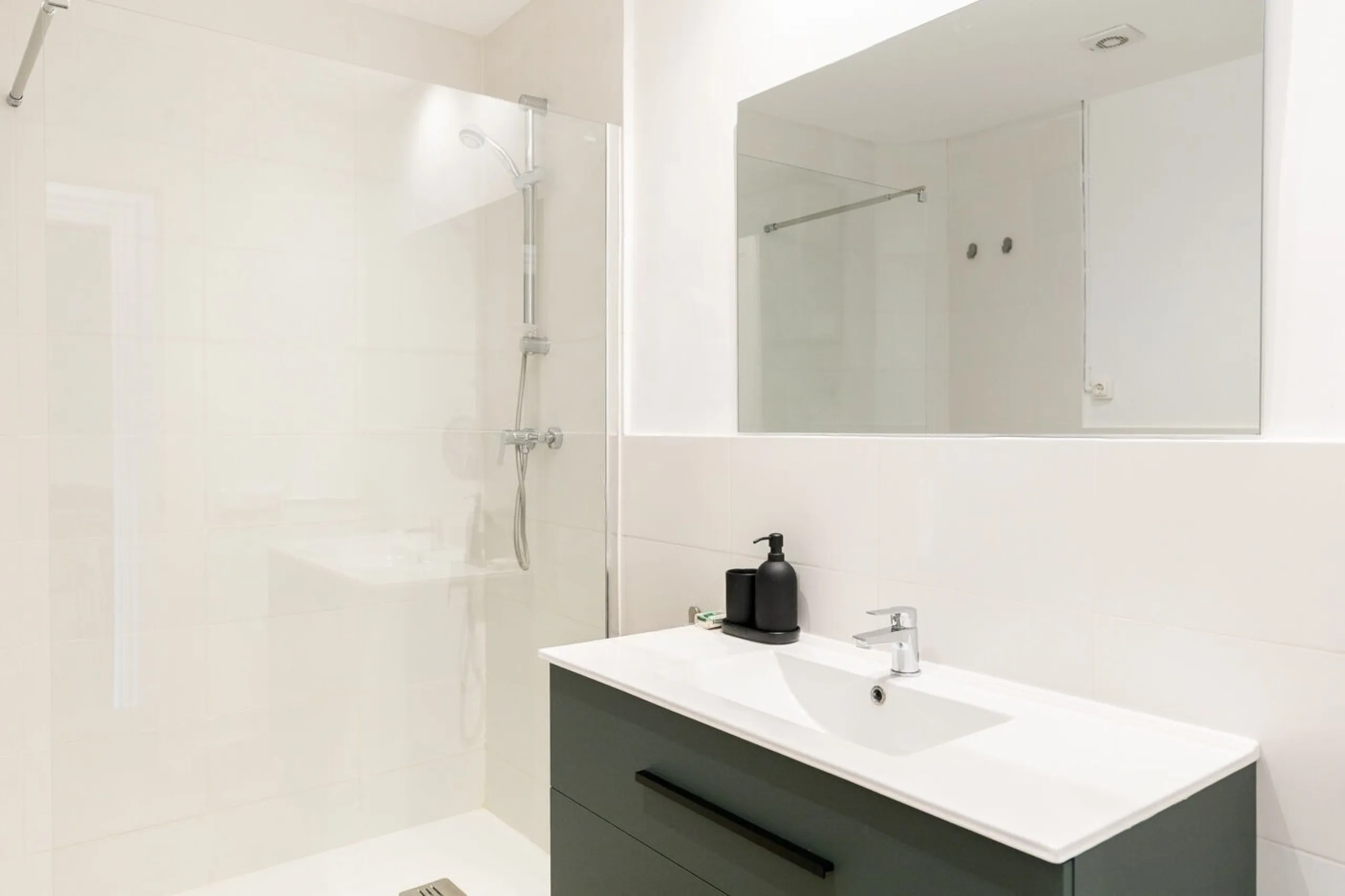 Charming Apartment with Character Between Ronda de Sant Antoni and the MACBA, Barcelona