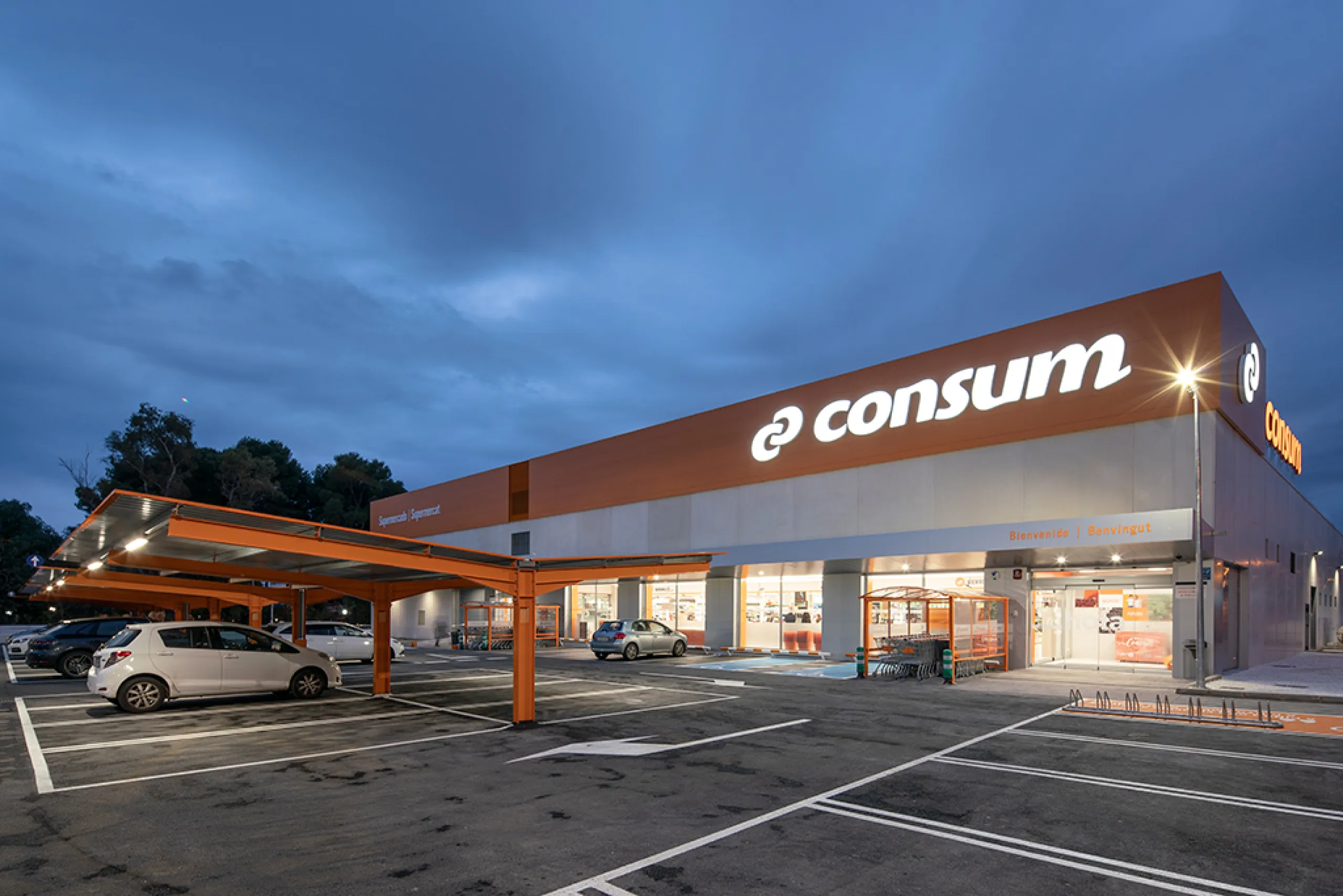 Prime Corner Commercial Property with Parking and Long‑Term Tenant near Barcelona