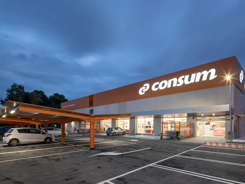 Prime Corner Commercial Property with Parking and Long‑Term Tenant near Barcelona