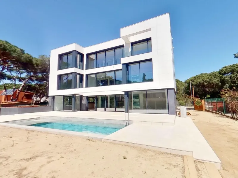 Exclusive Luxury Villa with Pool in Gava Mar, Barcelona