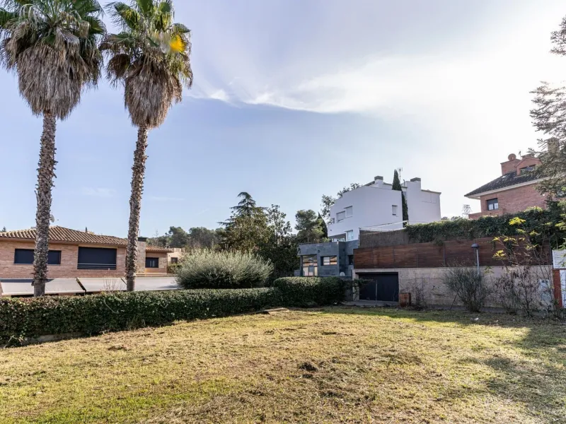 Parcela exclusiva en Can Trabal para proyecto de lujo, Barcelona