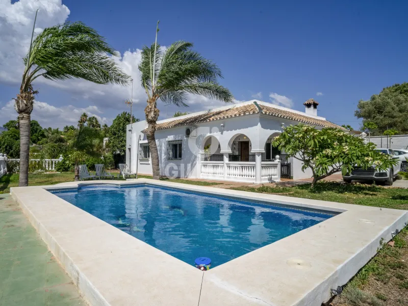 Chalet Independiente en Estepona Este - Málaga