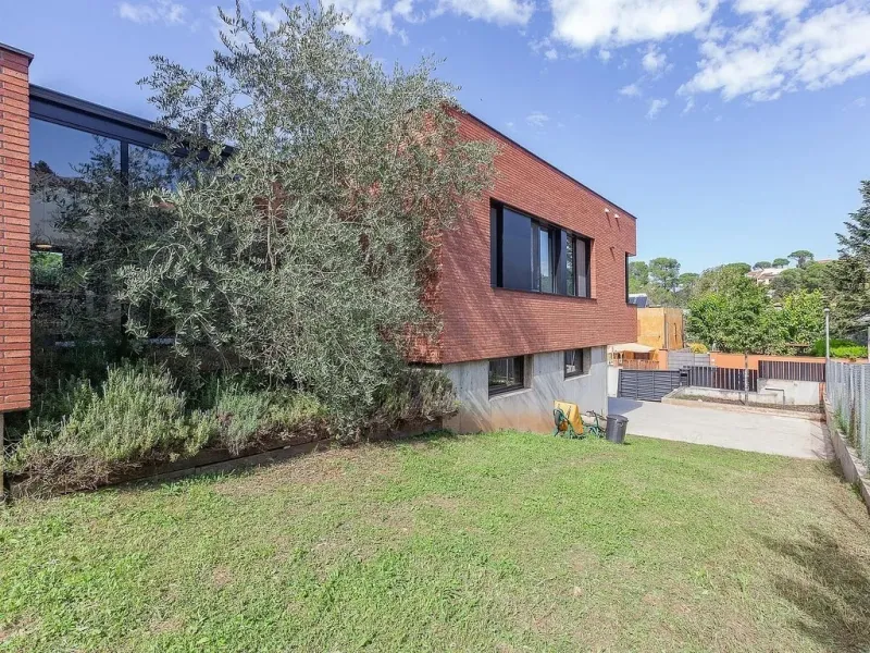 Elegante casa contemporánea con jardín en Valldoreix, Barcelona