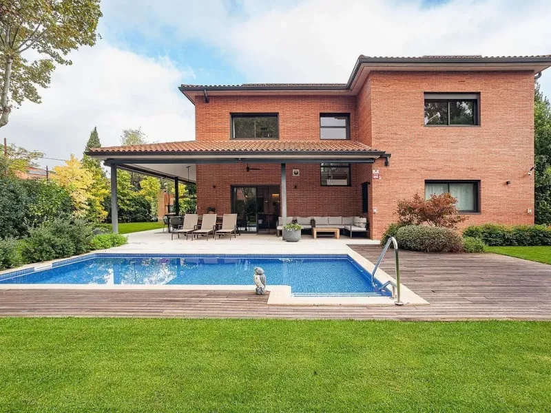 Elegant Family Home with Pool in Sant Cugat, Barcelona