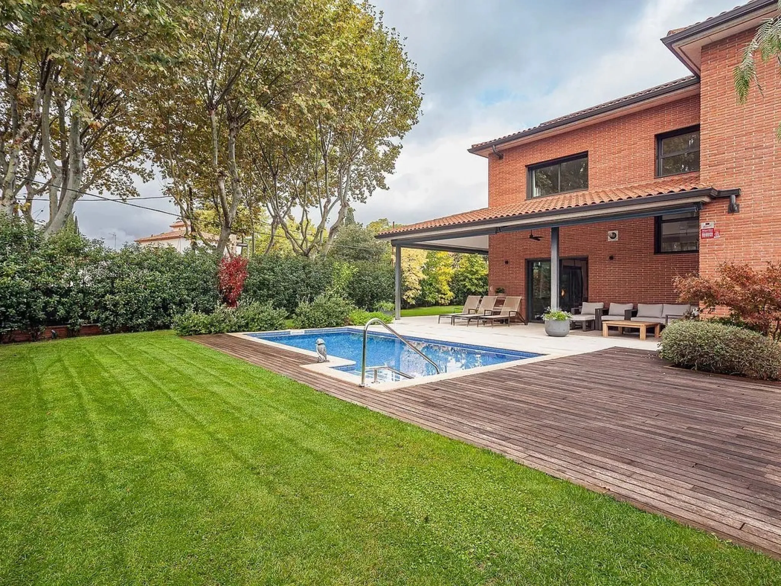Elegant Family Home with Pool in Sant Cugat, Barcelona