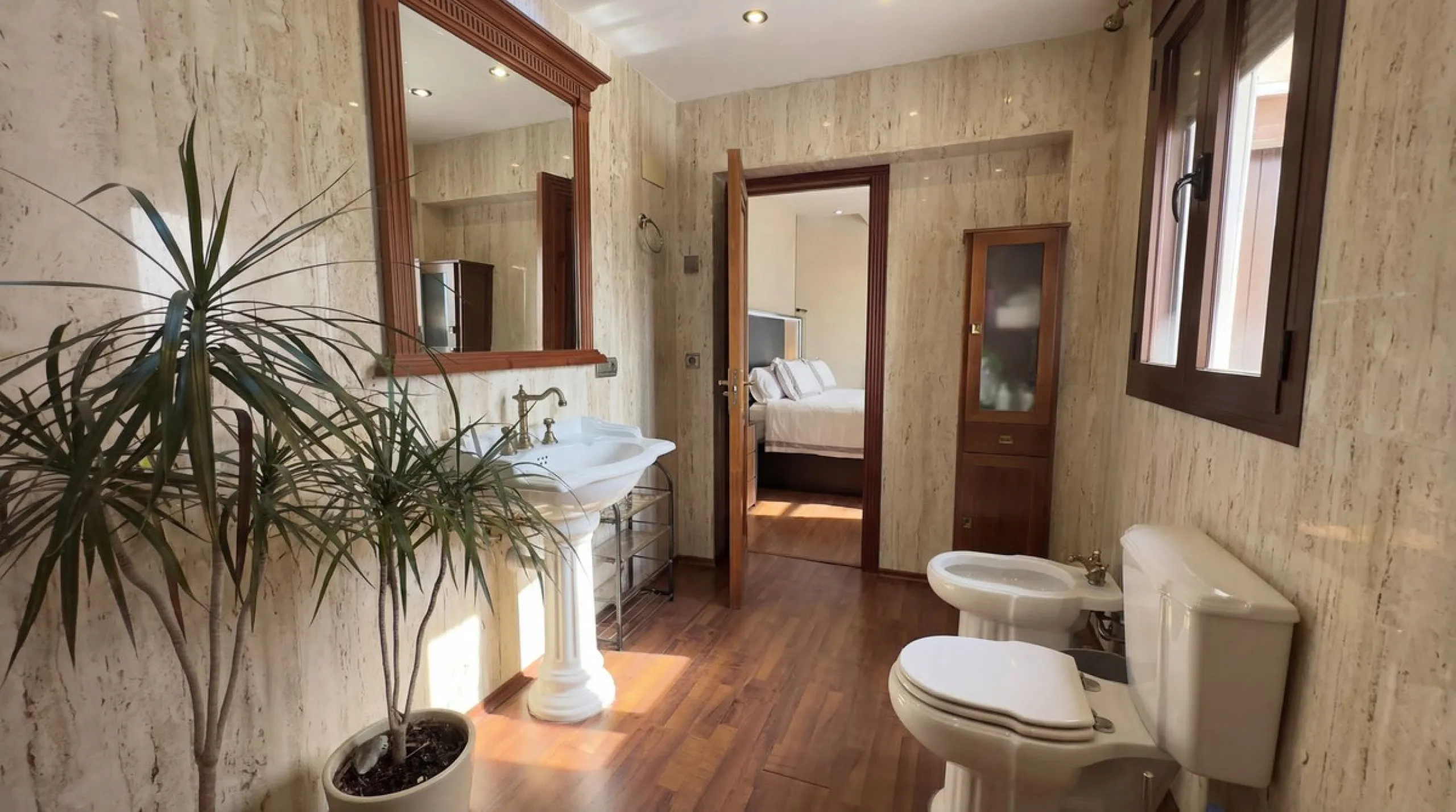 Spacious and stylish apartment with rooftop terrace and additional living level in the heart of Ronda
