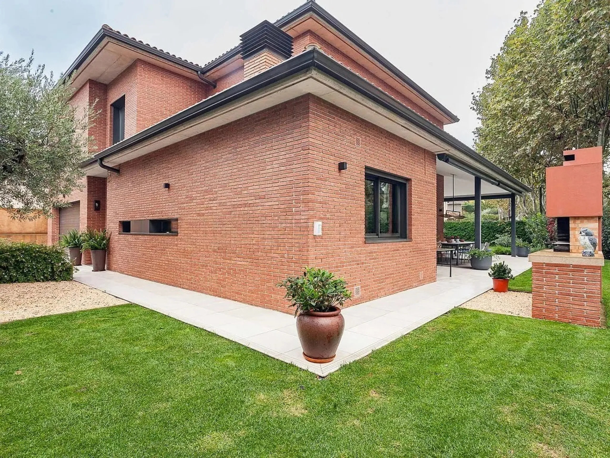 Elegant Family Home with Pool in Sant Cugat, Barcelona