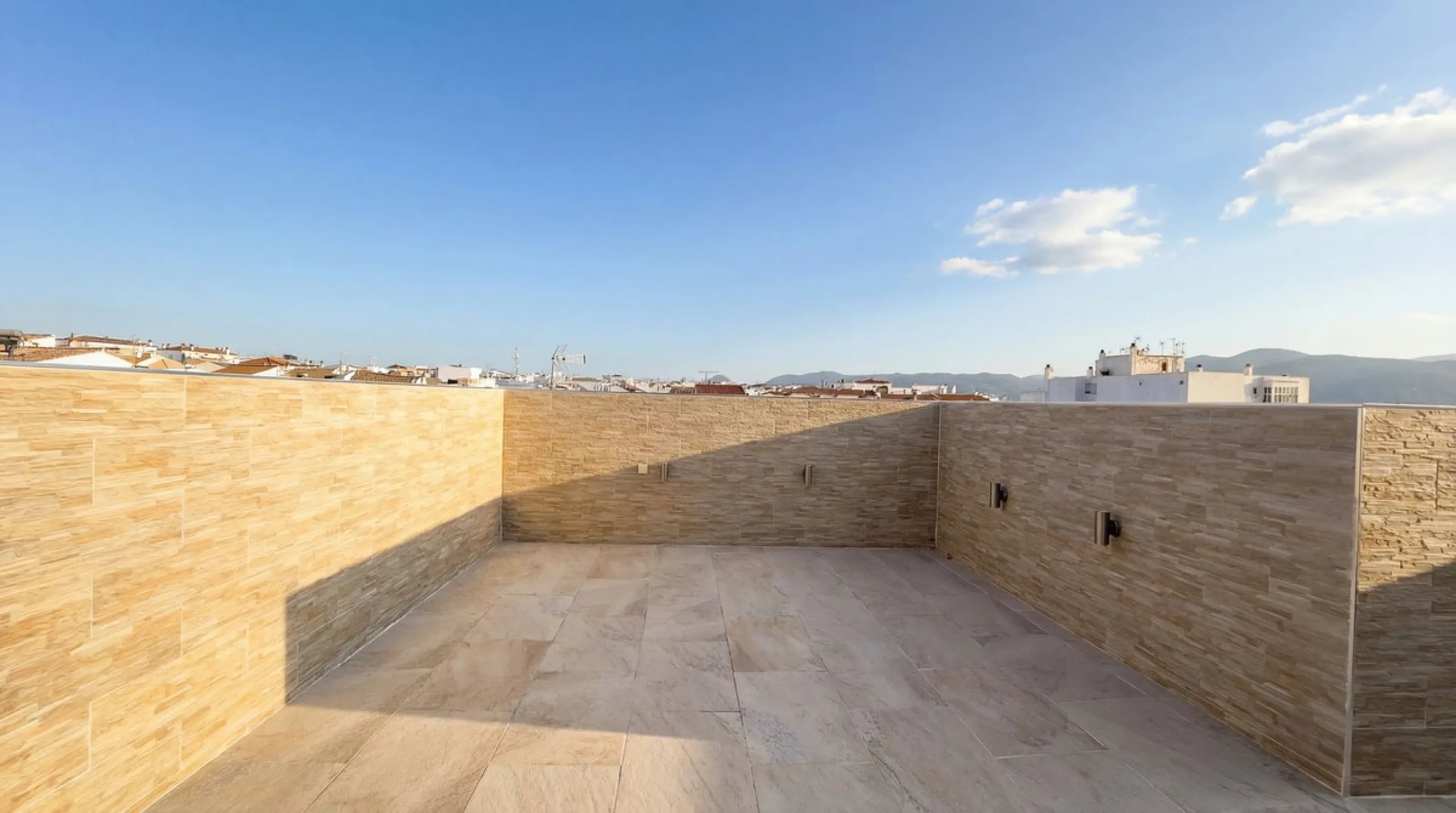 Spacious and stylish apartment with rooftop terrace and additional living level in the heart of Ronda