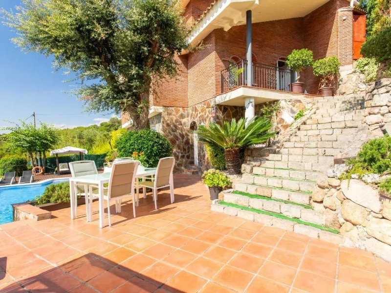 Mediterranean-Style Villa with Sea Views and Pool in Alella, Barcelona