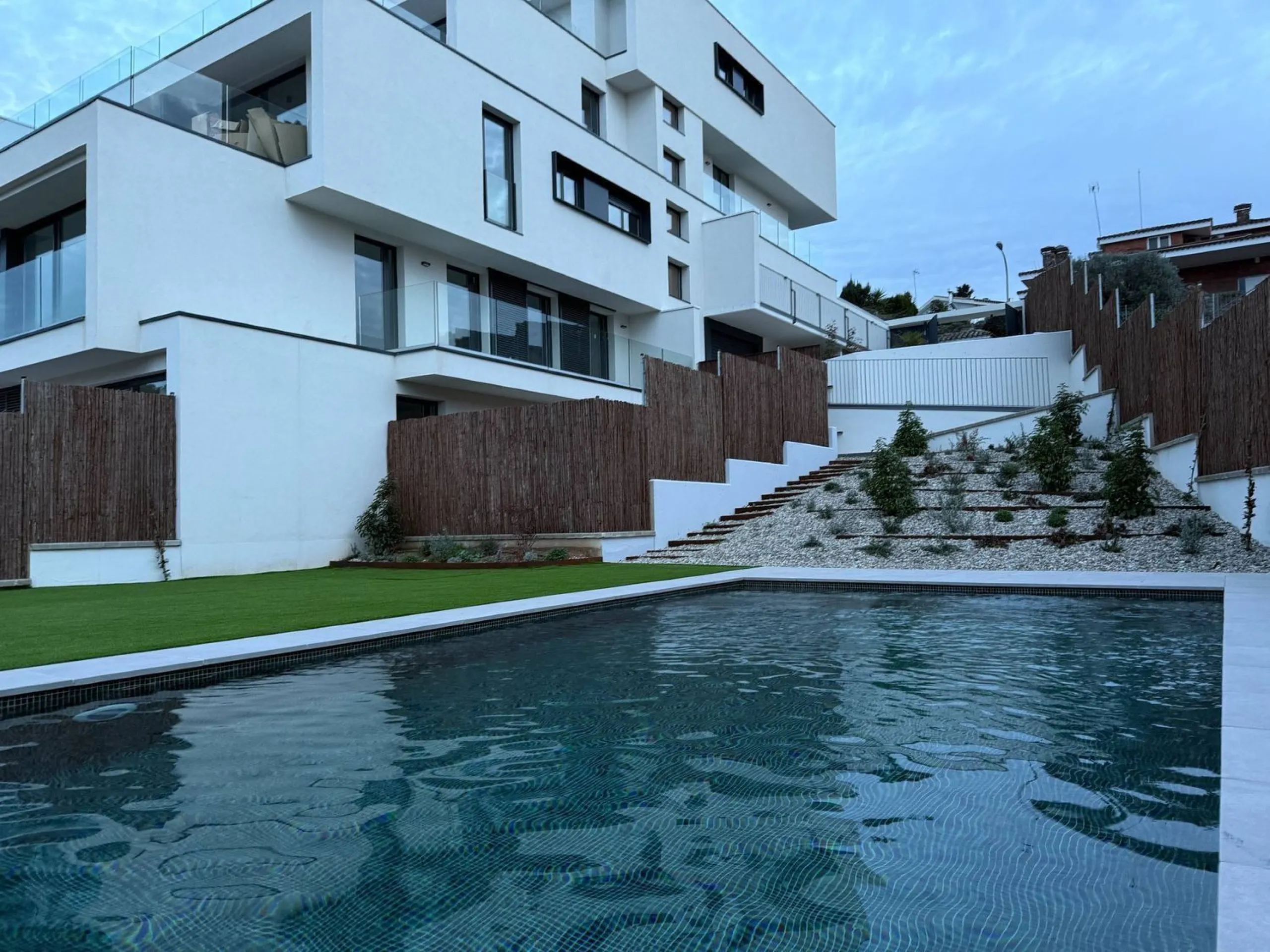 Neubau-Penthouse mit privater Terrasse in Bellaterra, Barcelona