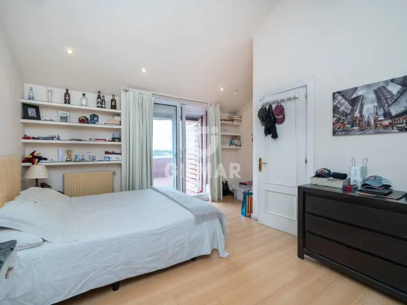 Пентхаус с бассейном в Пенагранде, Мадрид.

Просторная вилла с частным бассейном и садом на участке 1000 м².  Включает три спальни, полные ванные комнаты и просторную гостиную. Современный дизайн, тёплый пол и аэротермальная система