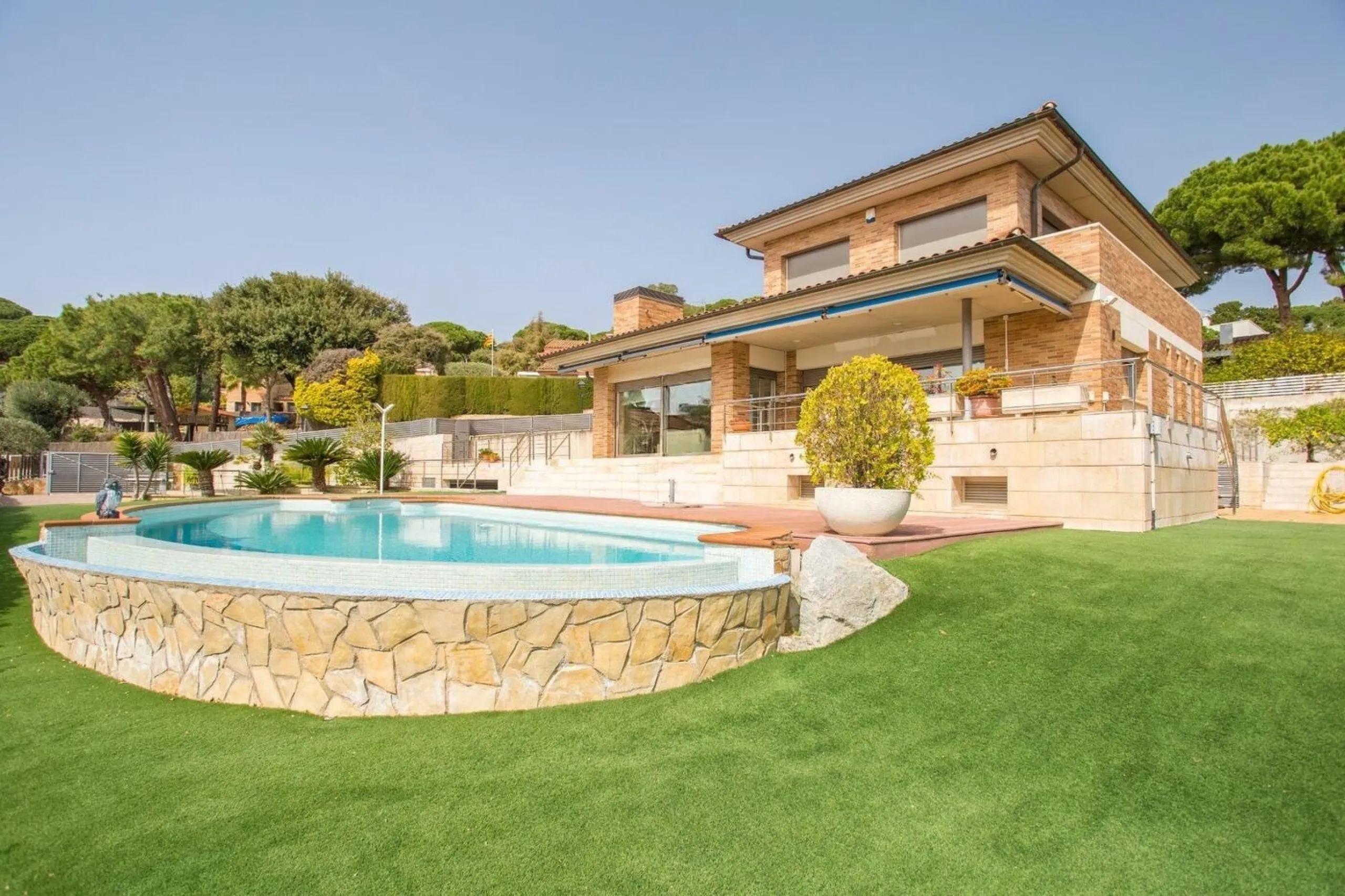 Luxury Villa with Infinity Pool and Exclusive Design in Sant Vicenс de Montalt, Barcelona 