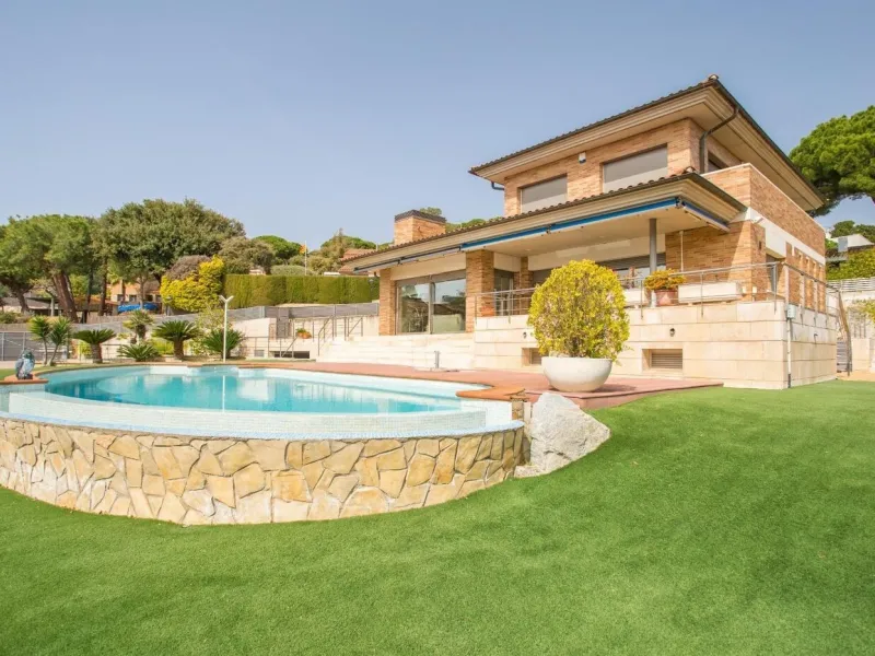 Luxury Villa with Infinity Pool and Exclusive Design in Sant Vicenс de Montalt, Barcelona 