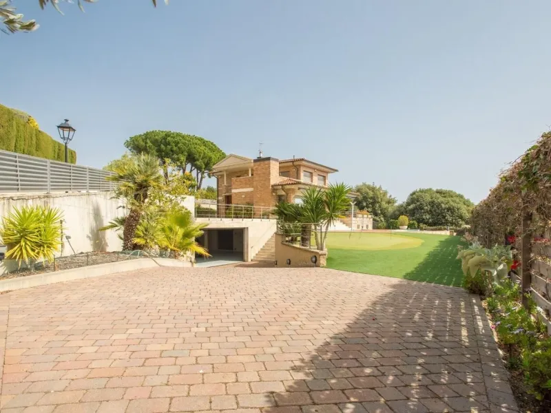 Luxury Villa with Infinity Pool and Exclusive Design in Sant Vicenс de Montalt, Barcelona 