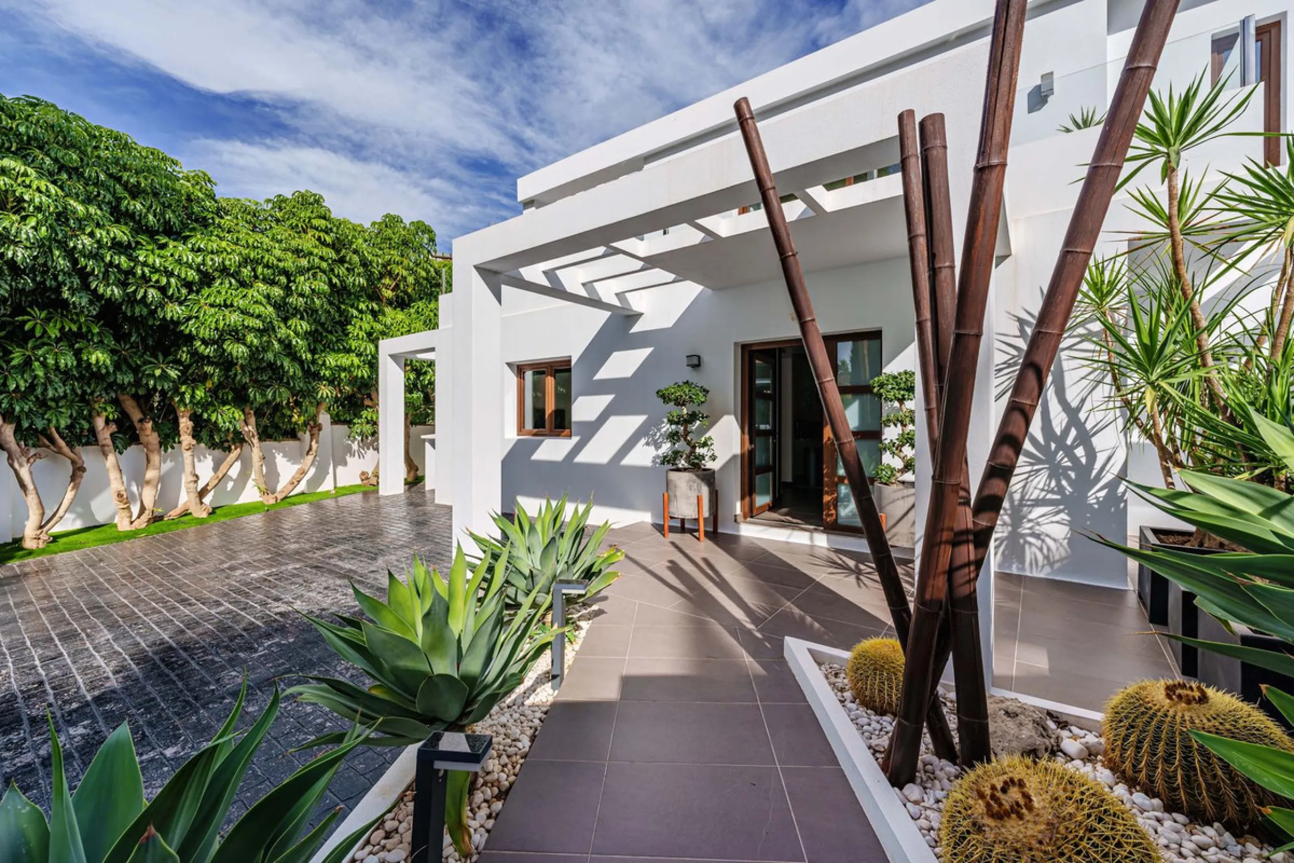 Discover this impressive luxury villa, located in the exclusive gated community of El Rosario. A property that combines privacy and comfort.