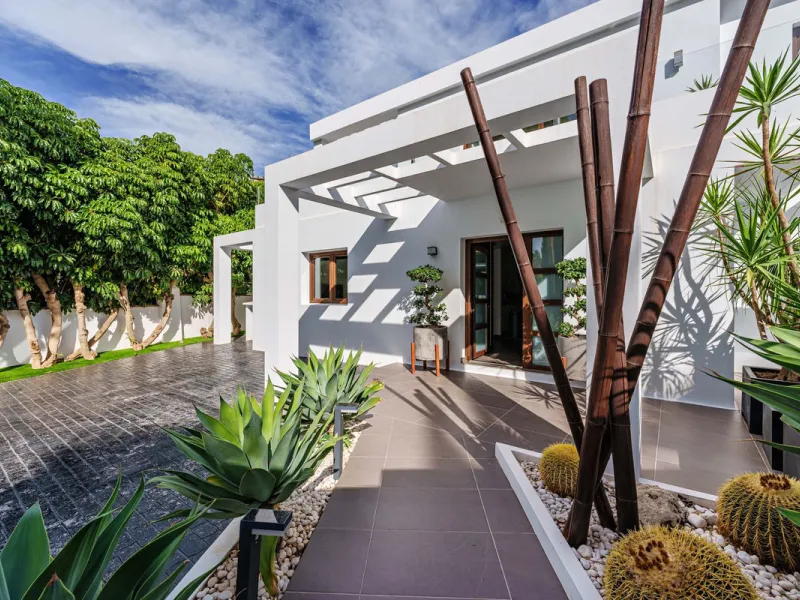 Discover this impressive luxury villa, located in the exclusive gated community of El Rosario. A property that combines privacy and comfort.