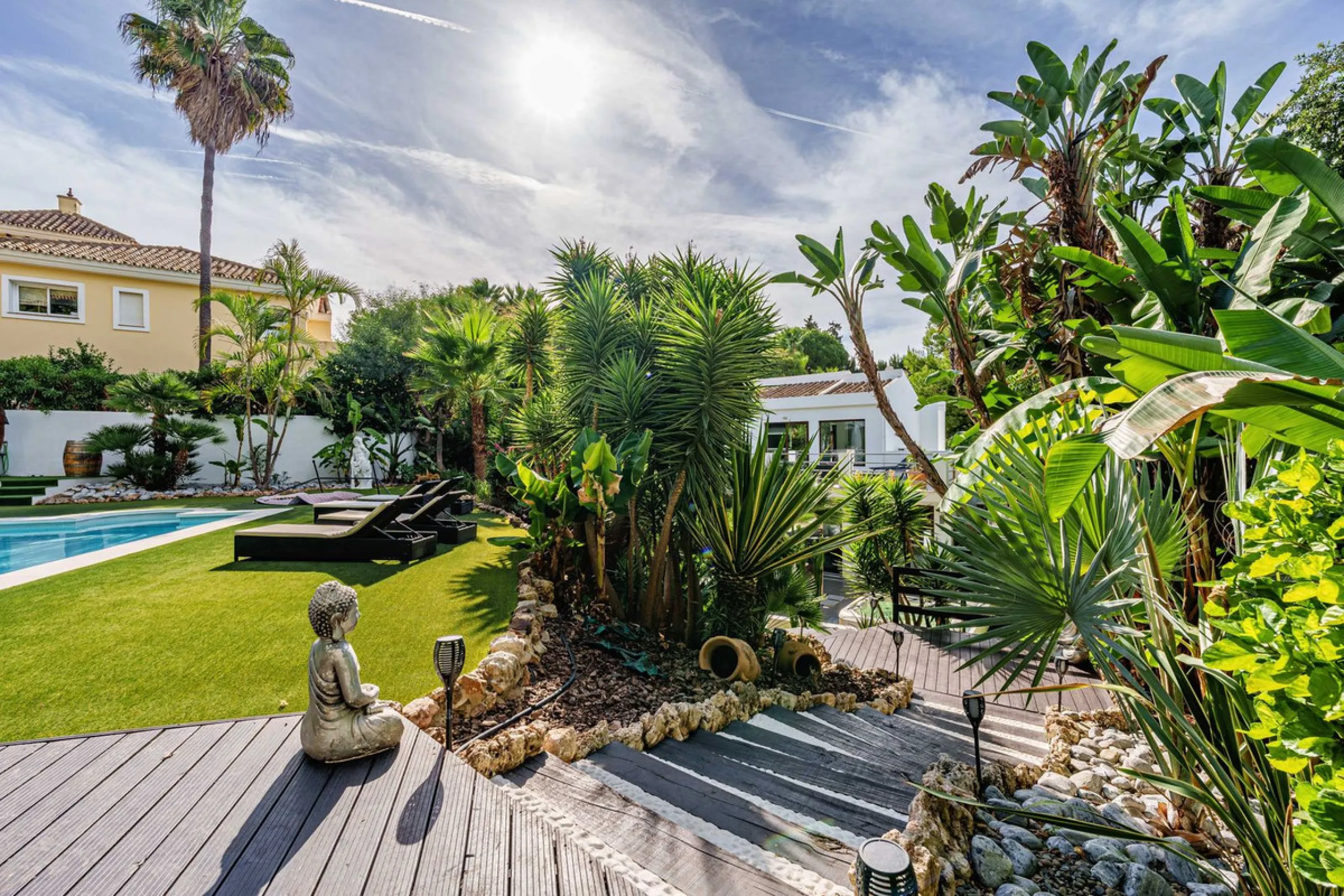 Discover this impressive luxury villa, located in the exclusive gated community of El Rosario. A property that combines privacy and comfort.