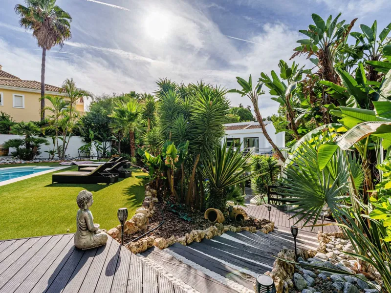 Discover this impressive luxury villa, located in the exclusive gated community of El Rosario. A property that combines privacy and comfort.