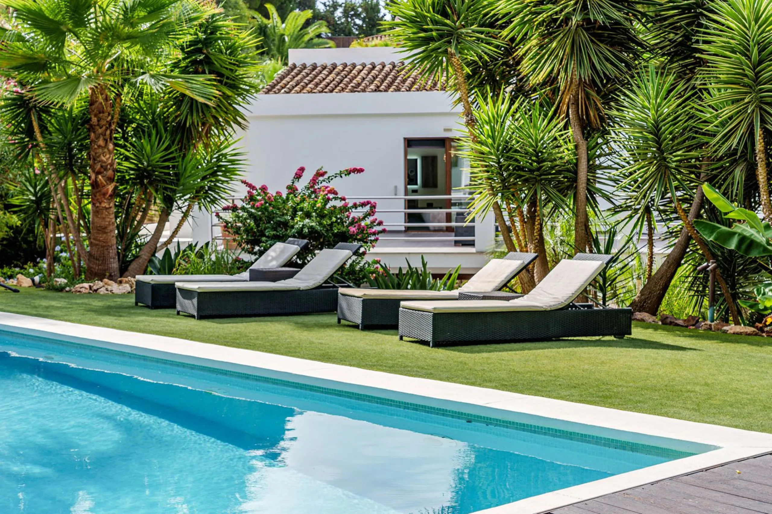 Discover this impressive luxury villa, located in the exclusive gated community of El Rosario. A property that combines privacy and comfort.