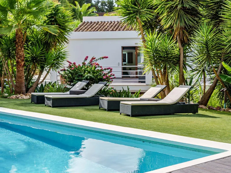 Discover this impressive luxury villa, located in the exclusive gated community of El Rosario. A property that combines privacy and comfort.