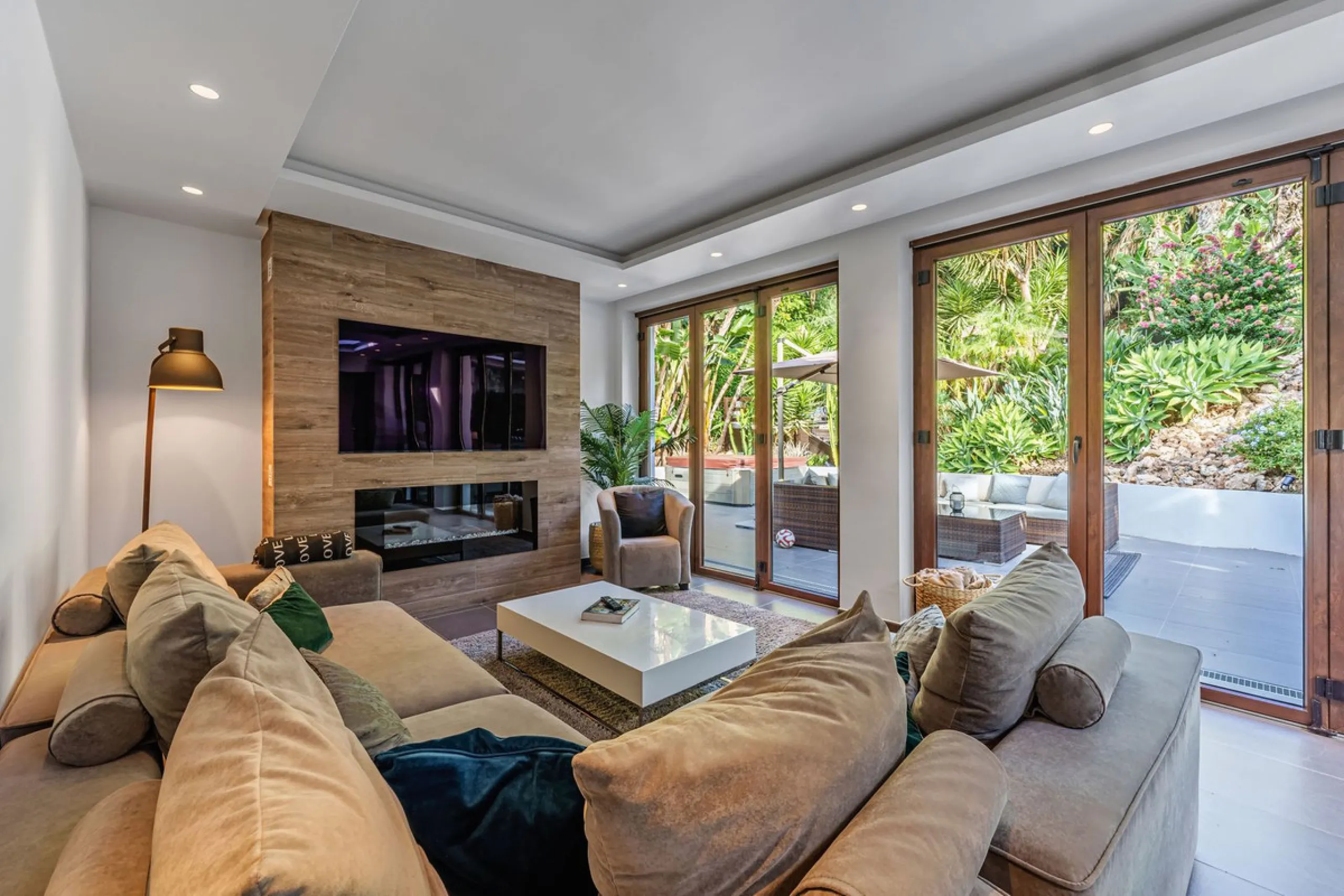 Discover this impressive luxury villa, located in the exclusive gated community of El Rosario. A property that combines privacy and comfort.