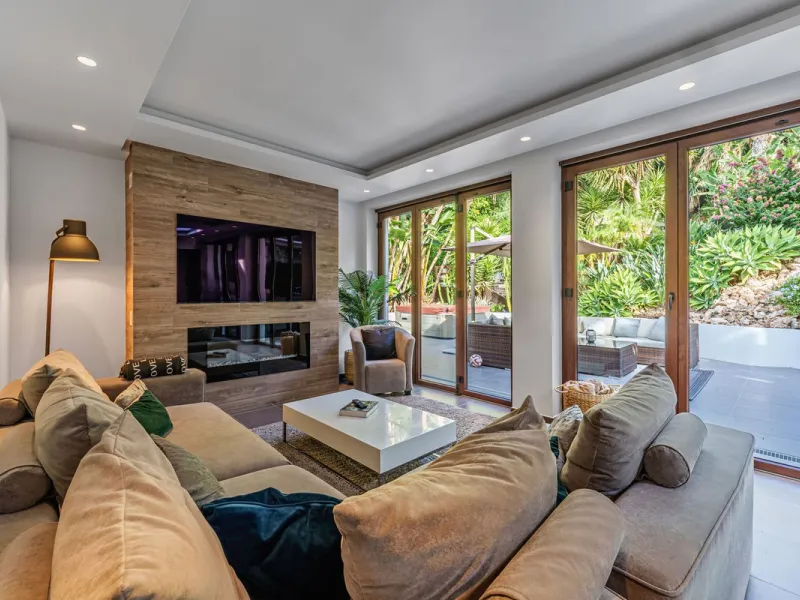 Discover this impressive luxury villa, located in the exclusive gated community of El Rosario. A property that combines privacy and comfort.
