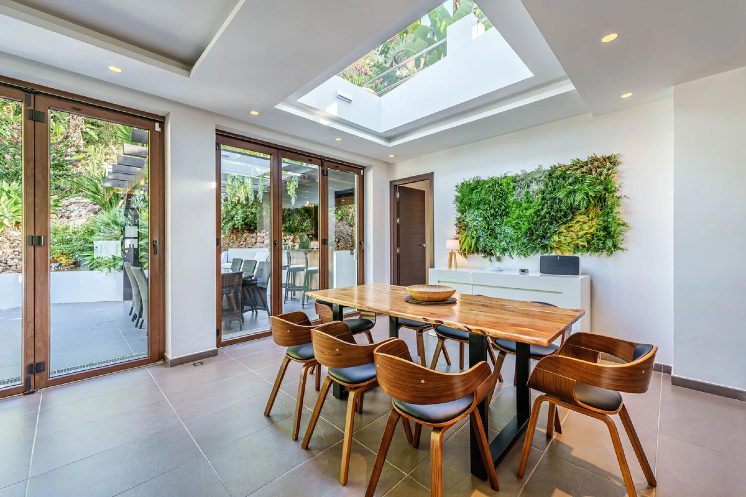 Discover this impressive luxury villa, located in the exclusive gated community of El Rosario. A property that combines privacy and comfort.