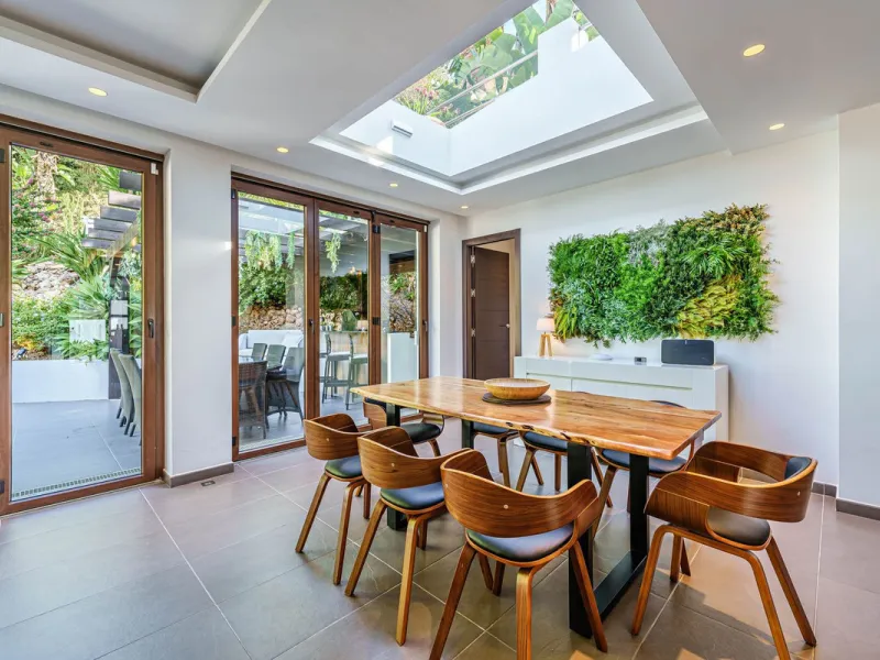 Discover this impressive luxury villa, located in the exclusive gated community of El Rosario. A property that combines privacy and comfort.