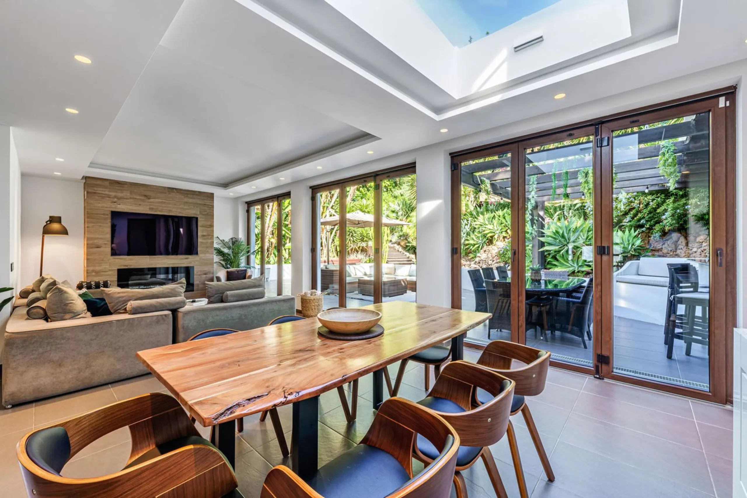 Discover this impressive luxury villa, located in the exclusive gated community of El Rosario. A property that combines privacy and comfort.