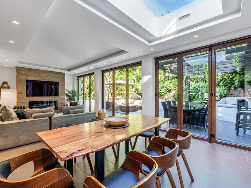 Discover this impressive luxury villa, located in the exclusive gated community of El Rosario. A property that combines privacy and comfort.