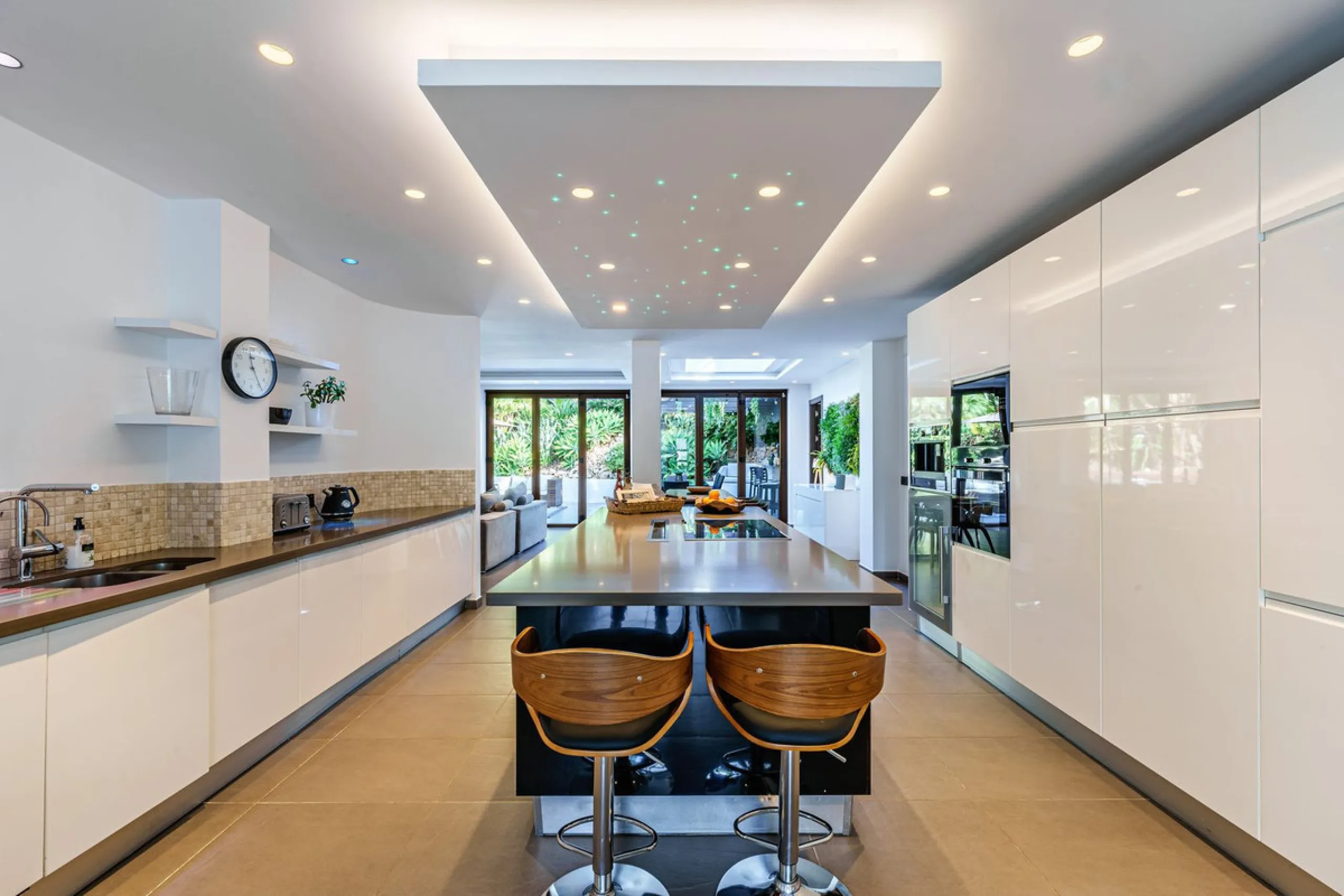 Discover this impressive luxury villa, located in the exclusive gated community of El Rosario. A property that combines privacy and comfort.