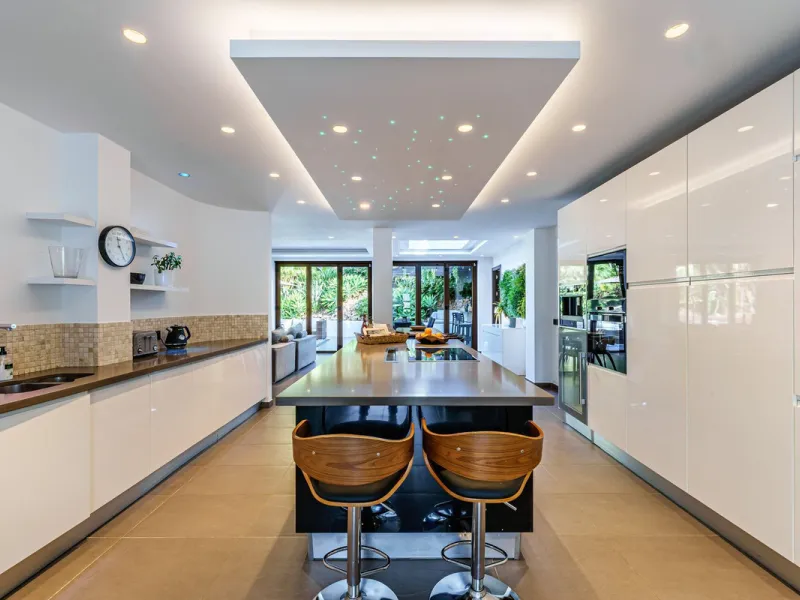Discover this impressive luxury villa, located in the exclusive gated community of El Rosario. A property that combines privacy and comfort.