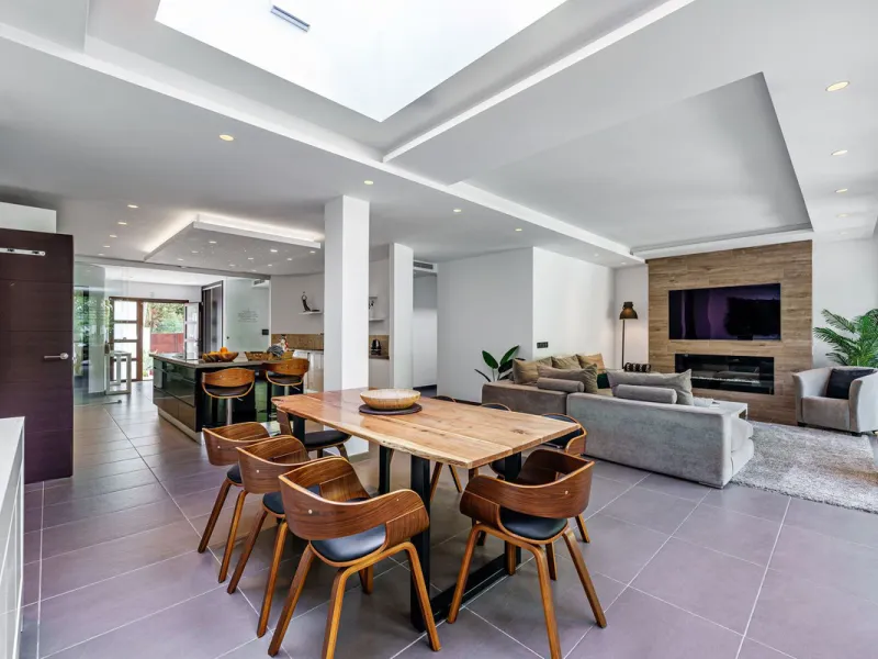 Discover this impressive luxury villa, located in the exclusive gated community of El Rosario. A property that combines privacy and comfort.