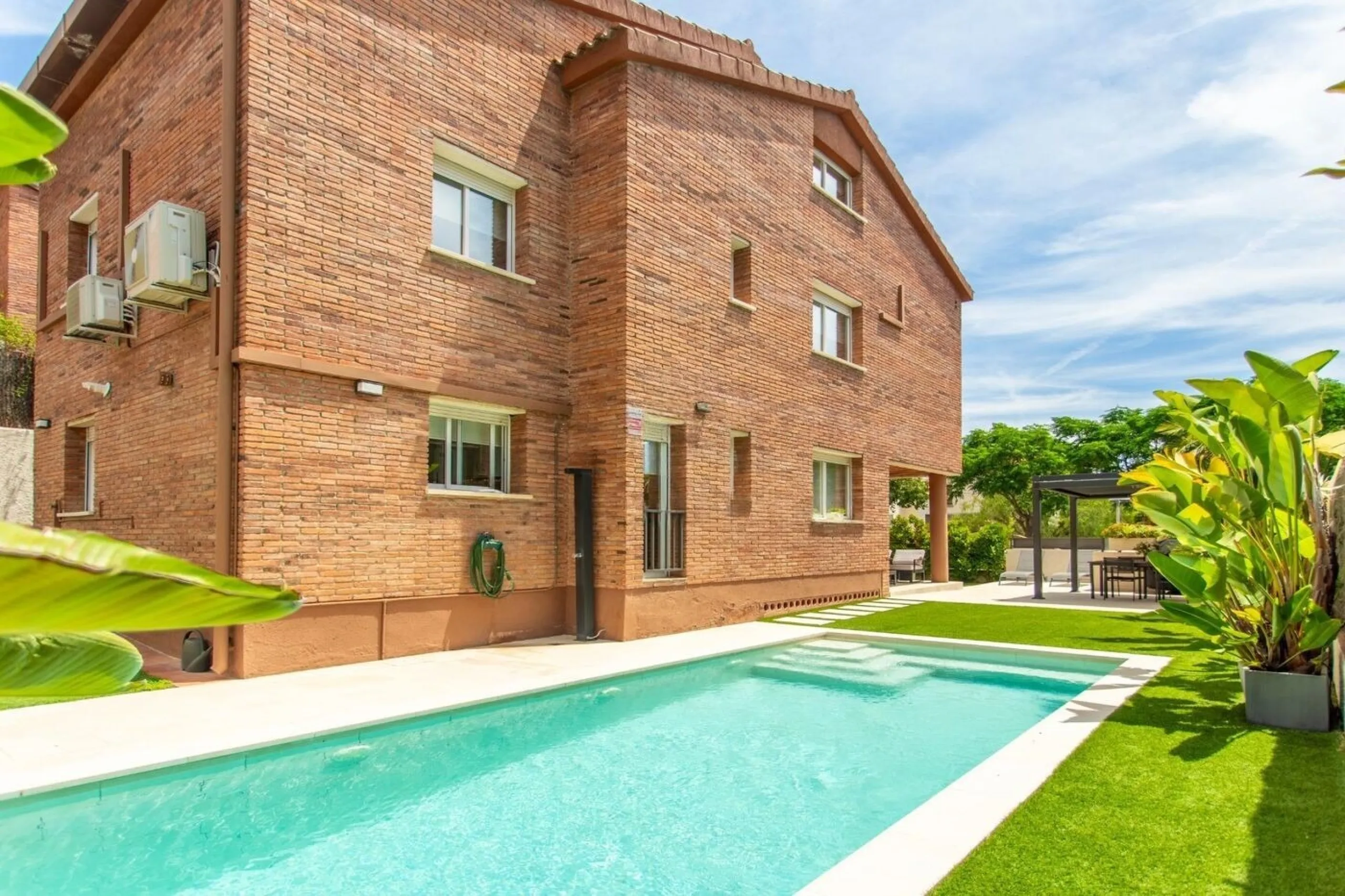 Contemporary Villa with Pool and Sea Views in El Masnou, Barcelona