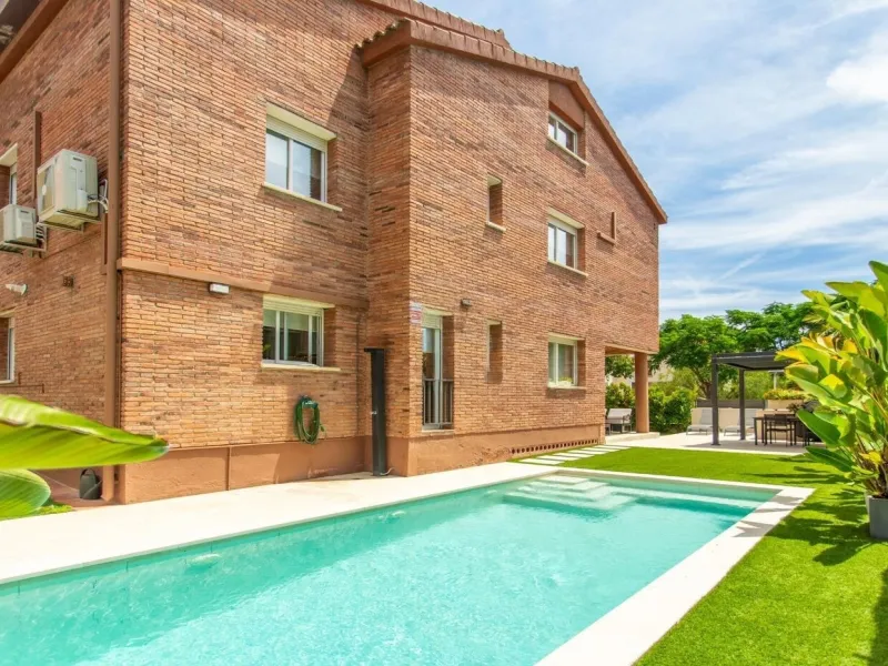Contemporary Villa with Pool and Sea Views in El Masnou, Barcelona