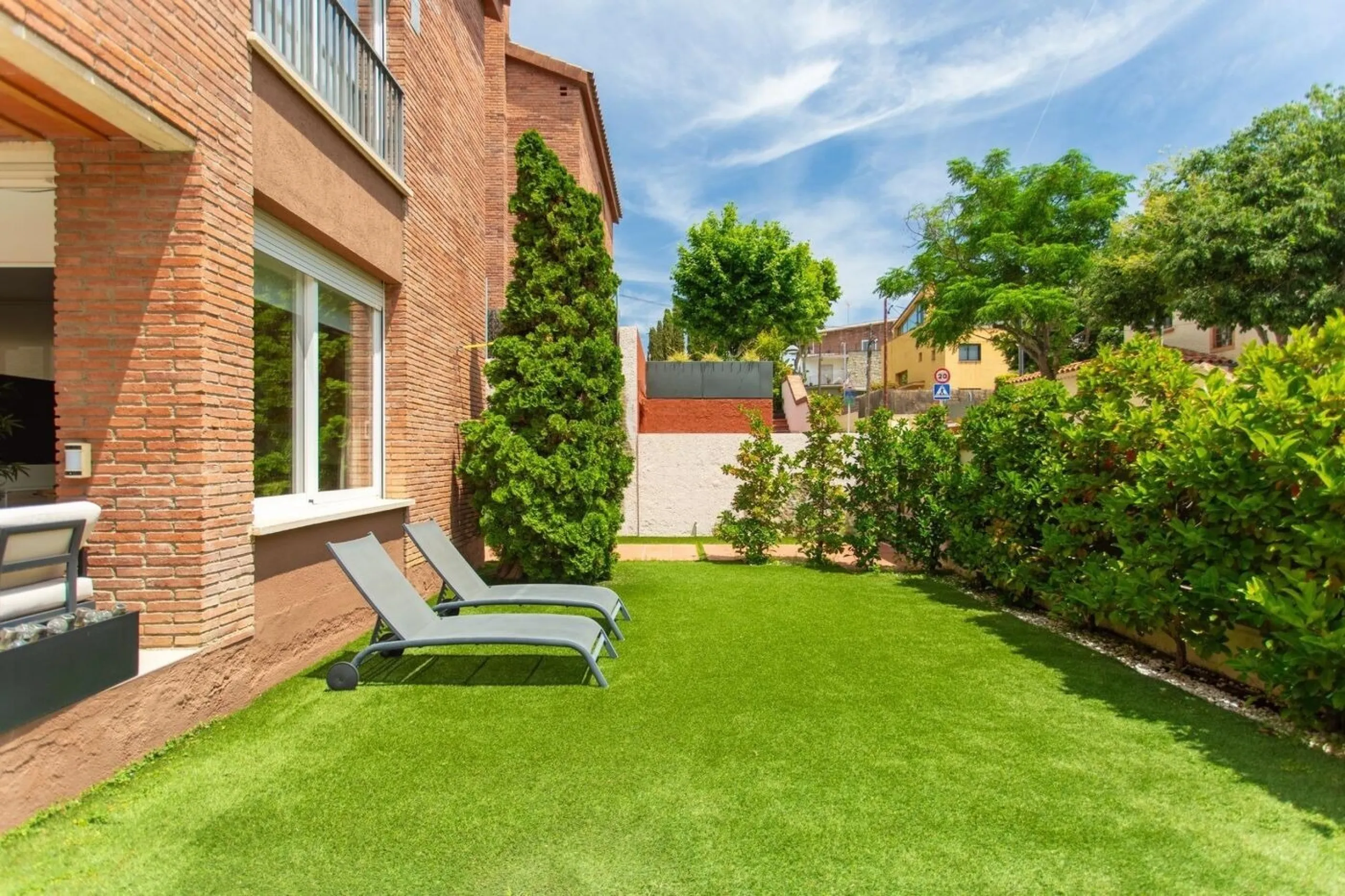 Contemporary Villa with Pool and Sea Views in El Masnou, Barcelona