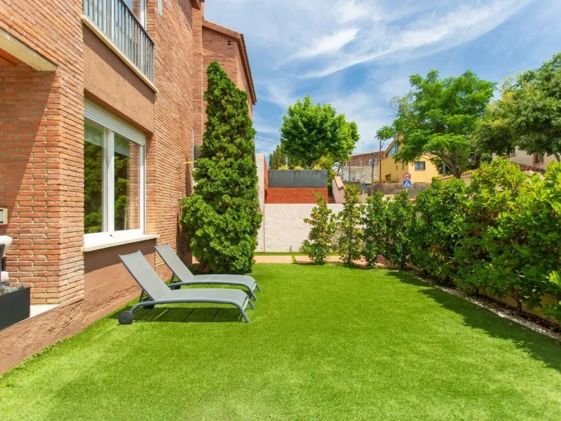 Contemporary Villa with Pool and Sea Views in El Masnou, Barcelona