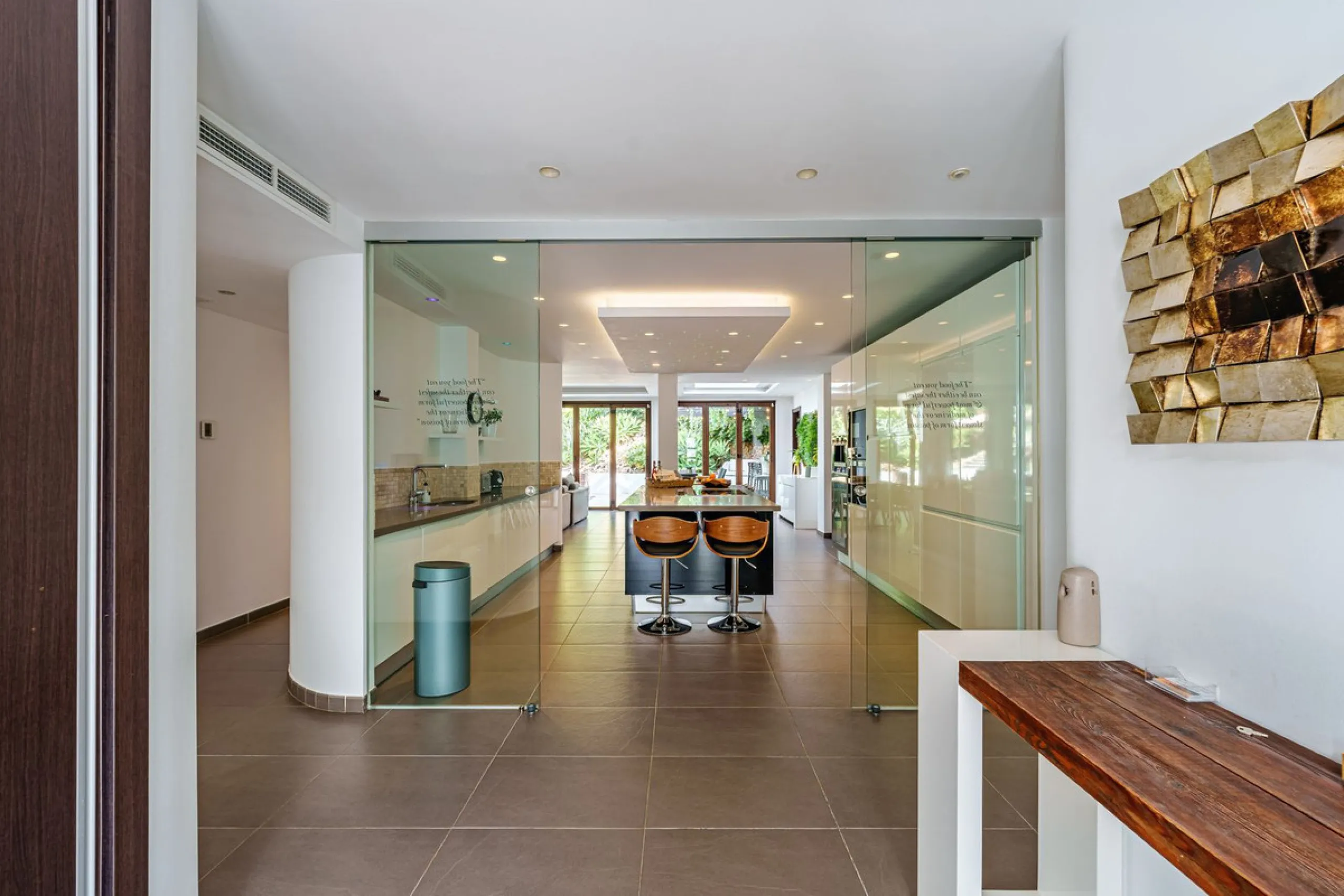Discover this impressive luxury villa, located in the exclusive gated community of El Rosario. A property that combines privacy and comfort.