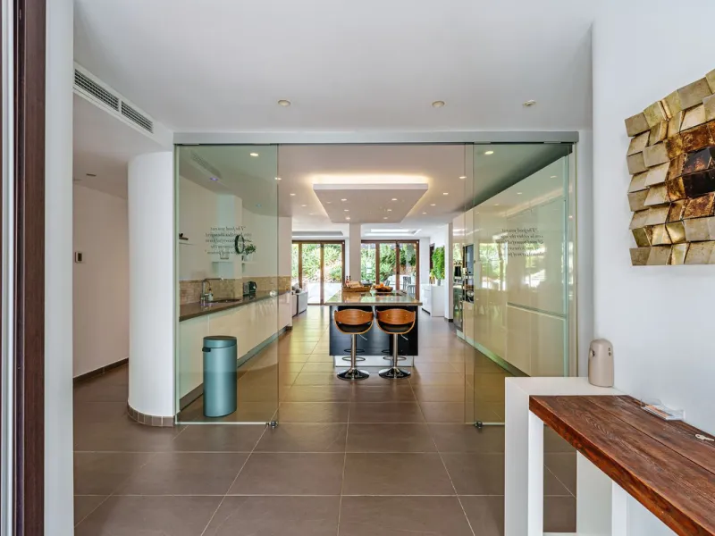 Discover this impressive luxury villa, located in the exclusive gated community of El Rosario. A property that combines privacy and comfort.