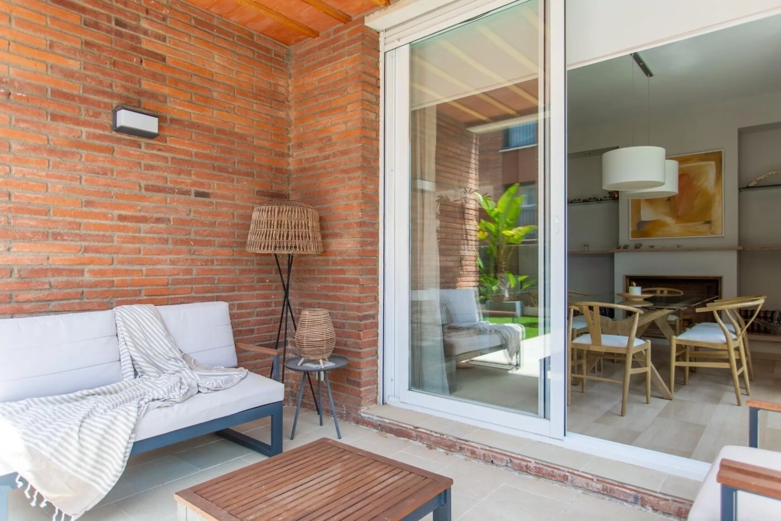 Contemporary Villa with Pool and Sea Views in El Masnou, Barcelona