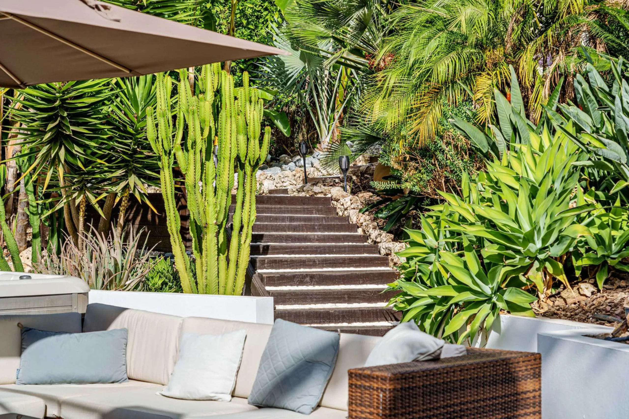 Discover this impressive luxury villa, located in the exclusive gated community of El Rosario. A property that combines privacy and comfort.