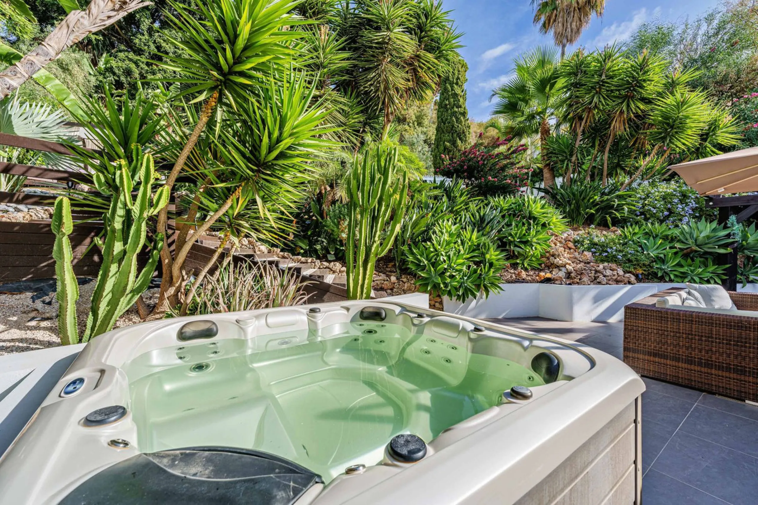 Discover this impressive luxury villa, located in the exclusive gated community of El Rosario. A property that combines privacy and comfort.